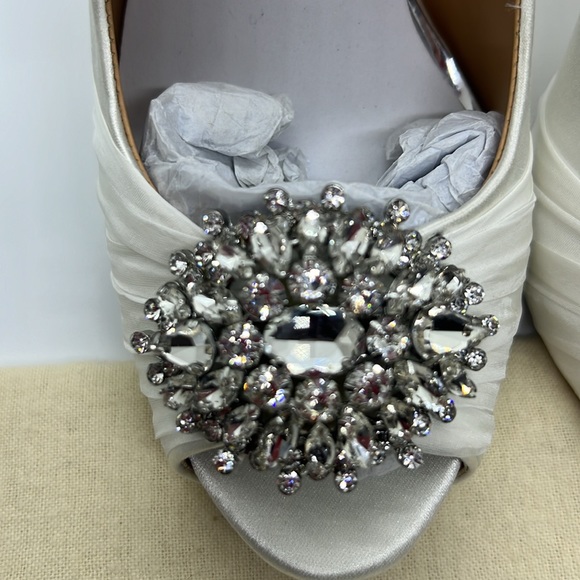 🤩 Gorgeous Badgley Mischka Satin Pumps in Ivory/White Sz 7.5 NIB - Picture 3 of 11